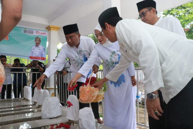 
Peringati HUT ke-14 Kota Kraksaan, Pemkab Gelar Ziarah Makam Kiai Ronggo