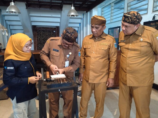 
DKUPP Kabupaten Probolinggo Lakukan Penapakan Cap Tanda Tera 2024