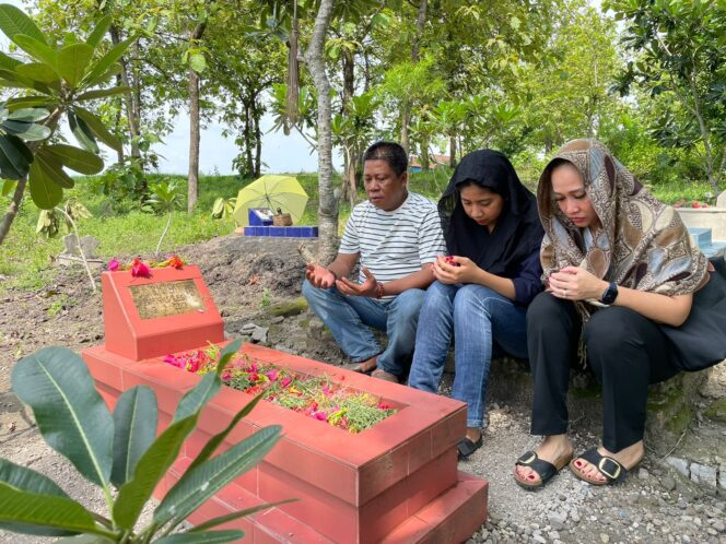 
Ghina Rabbani Wasisto Ziarah ke Makam Kakek dan Nenek di Madiun