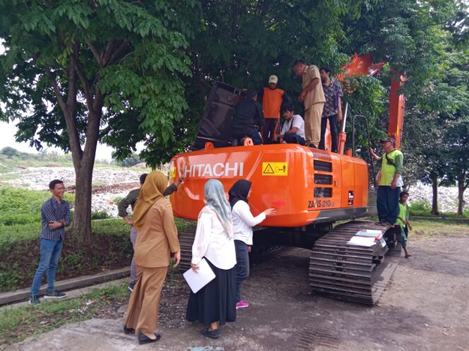 
Dukung Percepatan Pembangunan Kawasan Strategis Pariwisata Nasional, DLH Terima Bantuan Excavator 