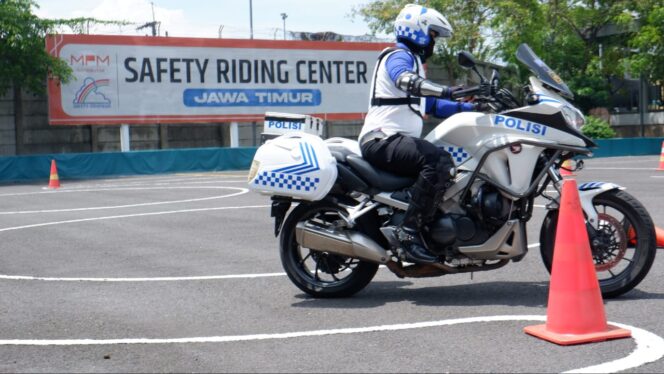 
Tingkatkan Kemampuan dan Ketrampilan, Tim RAJAWALI Polrestabes Surabaya Latihan #Cari_Aman Berkendara di MPM Safety Riding Course