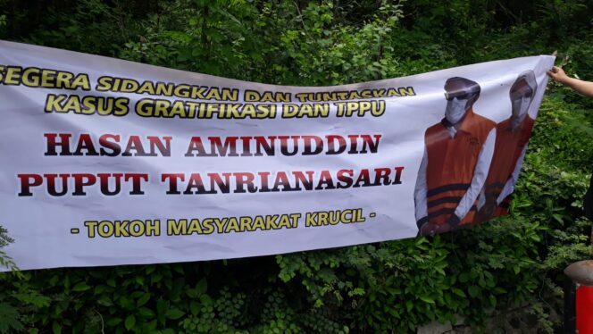 
Bertebaran Banner Desak KPK Tuntaskan Kasus Korupsi Mantan Bupati Probolinggo