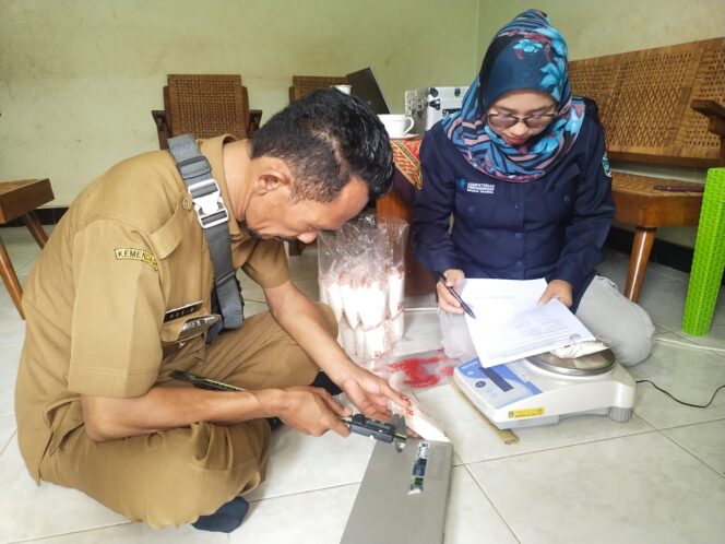 
Metrologi Legal Lakukan Pengawasan BDKT Produk UMKM di Probolinggo