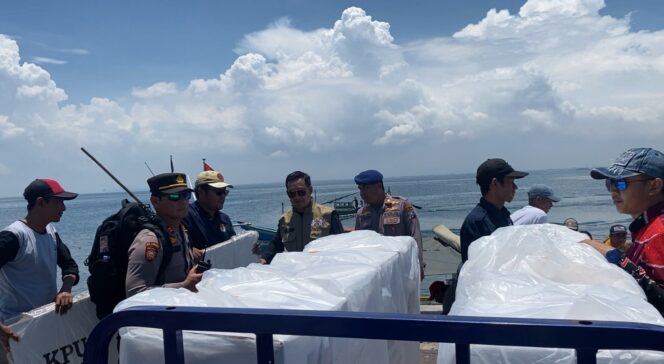 
Distribusi Logistik Pemilu 2024 ke Pulau Gili Ketapang Dikawal Ketat Pasukan dengan 2 Kapal Patroli