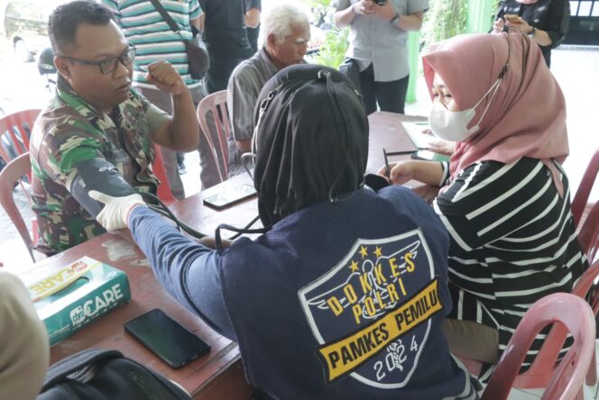 
Polres Probolinggo Kota Dan Kodim 0820   Cek Kesehatan Petugas Pemilu