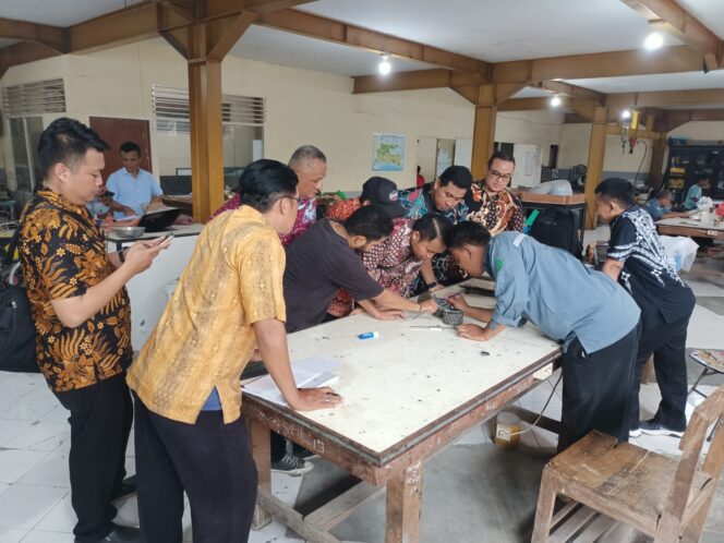 
DPUPR Probolinggo Berikan Pelatihan Operator Laboratorium Pengujian Konstruksi