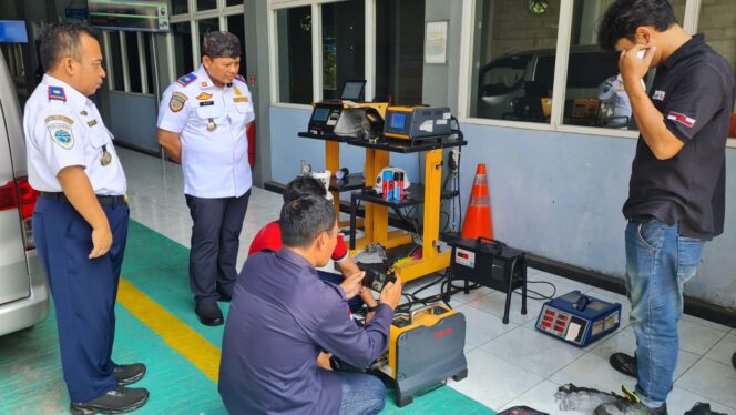 
Dishub Probolinggo Lakukan Kalibrasi Alat Pengujian Kendaraan Bermotor