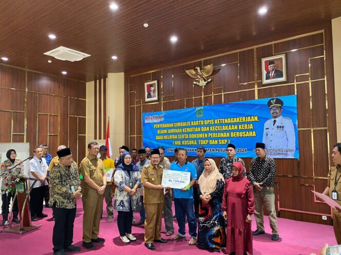 
BPJS Ketenagakerjaan bersama Pemkab Pasuruan Serahkan Santunan Program Puluhan Juta untuk Nelayan