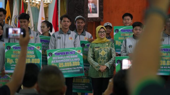 
Berprestasi, Bupati Blitar Mak Rini Berikan Reward Bagi Atlet Peraih Medali di Ajang Porprov