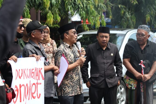 
Aliansi Wong Nggalek Datangi Gedung DPRD Trenggalek, Tuntut Pelaksanaan Hak Angket