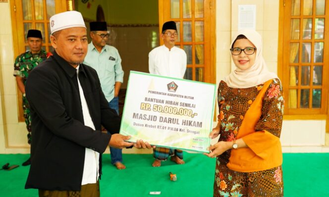 
Peduli Rumah Ibadah, Bupati Blitar Serahkan Bantuan Senilai Rp 50 Juta ke Masjid Srengat