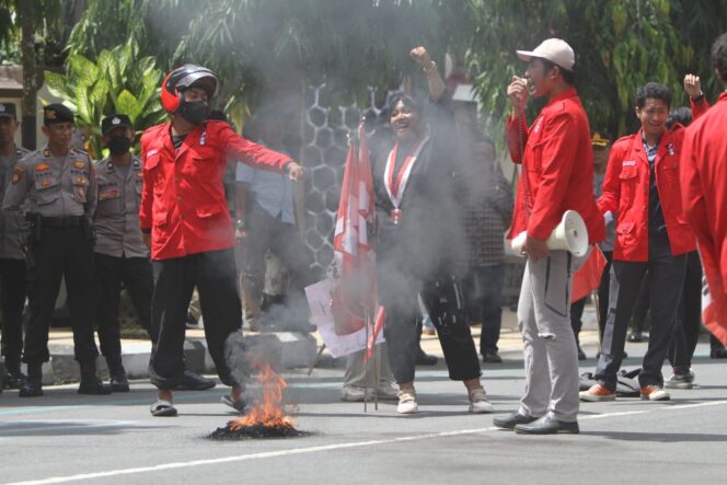 
GMNI Trenggalek Datangi Kantor Dewan, Sampaikan Aspirasi Rusaknya Infrastruktur Jalan dan Naiknya Harga Beras