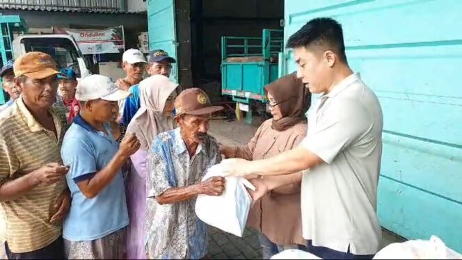 
Pengusaha Muda Kota Probolinggo Bagikan Ratusan Paket Sembako Gratis
