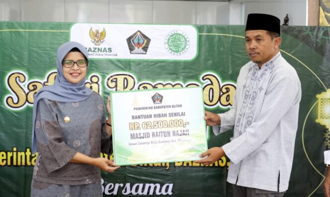 
Safari Ramadan, Bupati Blitar Salurkan Uang Tunai di Masjid Kesamben