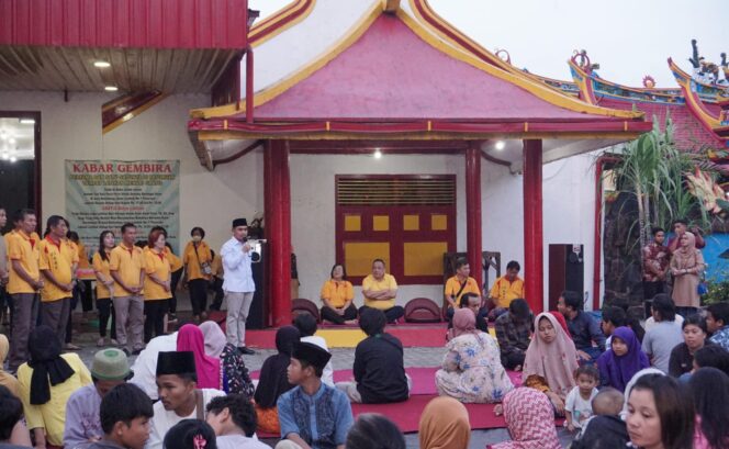 
Pengurus Kelenteng Tjoe Tik Kiong Kota Pasuruan Ajak Bukber Ratusan Masyarakat Umum