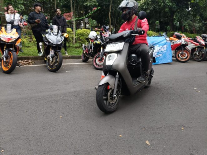 
Momen Ramadan, Komunitas CBR 250 CC Malang Berbagi Kebaikan dan Jajal Honda EM1 e