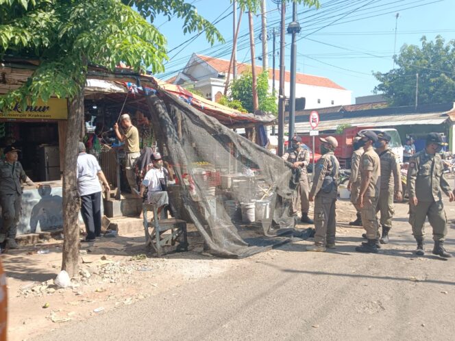 
Picu Kemacetan, Pedagang di Pasar Semampir Ditertibkan