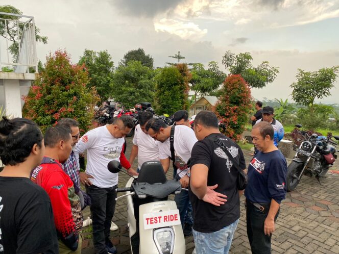 
Ngabuburide Bersama Komunitas BIG BEST Jatim, Kenalkan Honda EM1 e: