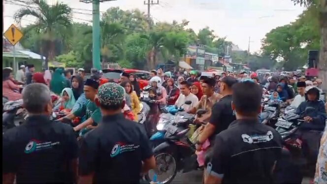 
1.500 Paket Takjil Ludes Dibagikan Komunitas Soundman Pastim kepada Pengguna Jalan