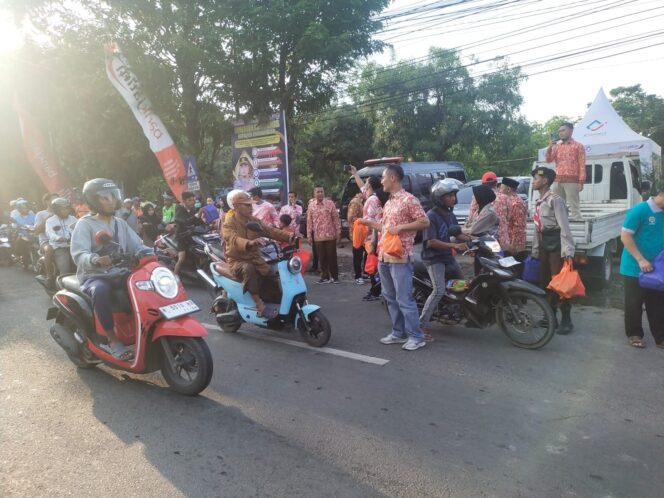 
PPNI Probolinggo Bagikan 1000 Takjil dan 30 Bingkisan Buat Abang Becak