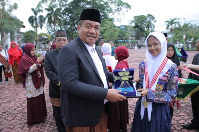 
Pemerintah Asahan Berikan sejumlah Hadiah ke Siswa Berprestasi di Hardiknas 2024