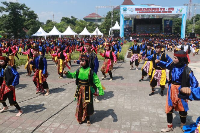 
Tari Glipang Sewu Semarakkan Peringatan Hardiknas di Probolinggo