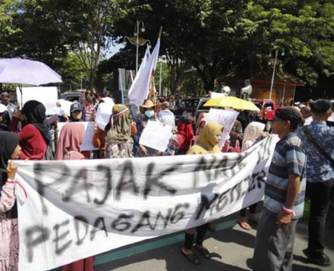 
Pedagang Pasar di Trenggalek Gelar Aksi Demo, Begini Penjelasan Wabup