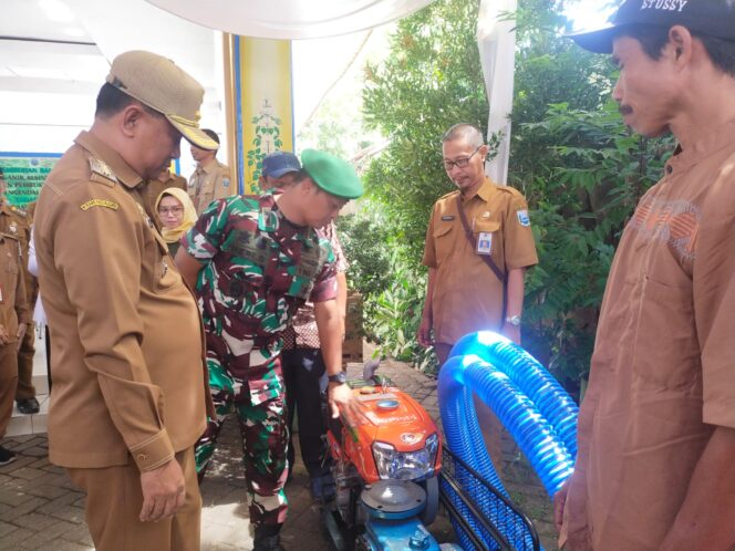 
Pemkab Probolinggo Serahkan Bantuan Benih Pisang, Pupuk Organik dan Pompa Air