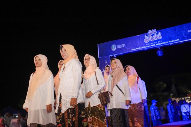 
Catwalk Guru Warnai Halal Bi Halal Puncak Rangkaian Hari Pendidikan Nasional