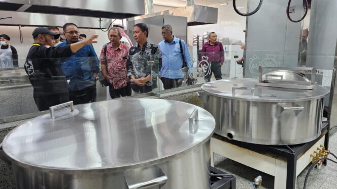 
Pastikan Fasilitas Layanan Jemaah Lansia, Gus Men Cek Hotel dan Dapur di Madinah