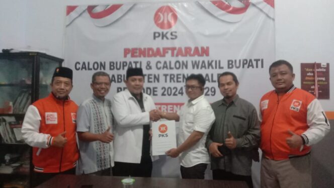 
Pilkada Trenggalek 2024, Rizky Sembada Ambil Formulir Pendaftaran di DPD PKS