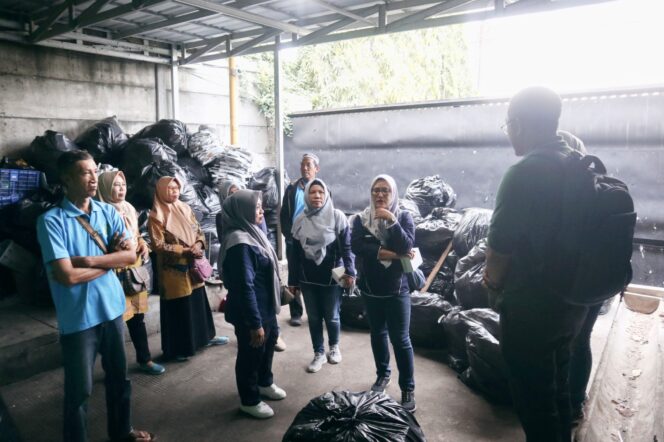 
Kunjungan ke Bank Sampah Binaan MPM Honda Jatim, 15 Pengurus Bank Sampah Belajar Pengolahan Sampah
