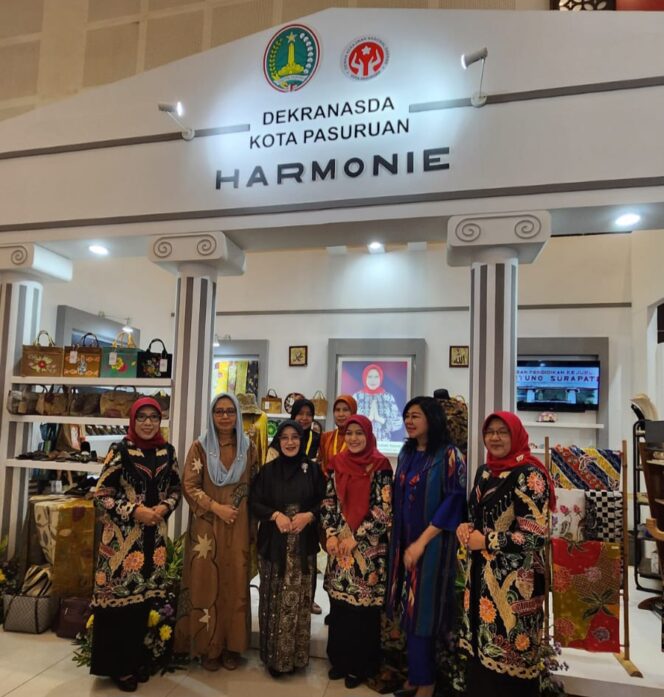 
Dekranasda Kota Pasuruan Kenalkan Motif Baru Batik Tari Terbang Bandung di Pameran Batik se-Jatim
