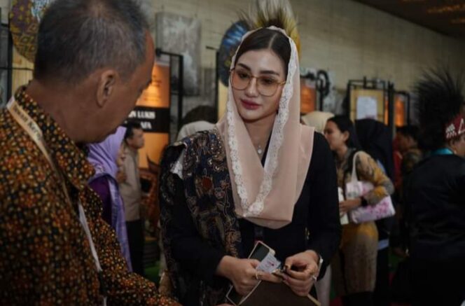 
Peringati HUT ke-44, Ketua Dekranasda Trenggalek Ajak UMKM Lestarikan Budaya Nusantara