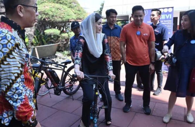 
Didapuk Jadi Keynote Speaker Ubaya Innovaction Expo 2024, Begini Kata Ketua Dekranasda Trenggalek