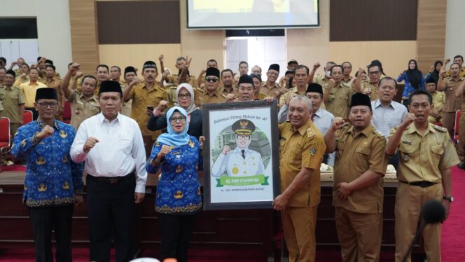 
Serahkan Piagam Penghargaan Kemendesa PDTT, Ini Pesan Bupati Blitar Mak Rini kepada Kepala Desa