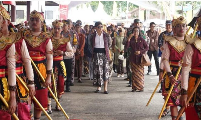 
Hadiri Labuh Laut Larung Sembonyo, Bupati Trenggalek Ajak Masyarakat Nelayan Jaga Lingkungan