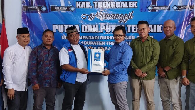 
Rizky Sembada Kembalikan Formulir Pendaftaran Bacawabup ke PAN Trenggalek