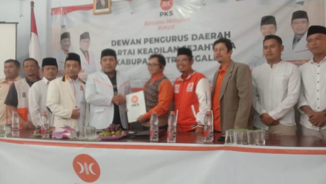 
Kembalikan Formulir Pendaftaran ke PKS, Rizky Sembada Baca Peluang Bacabup Trenggalek