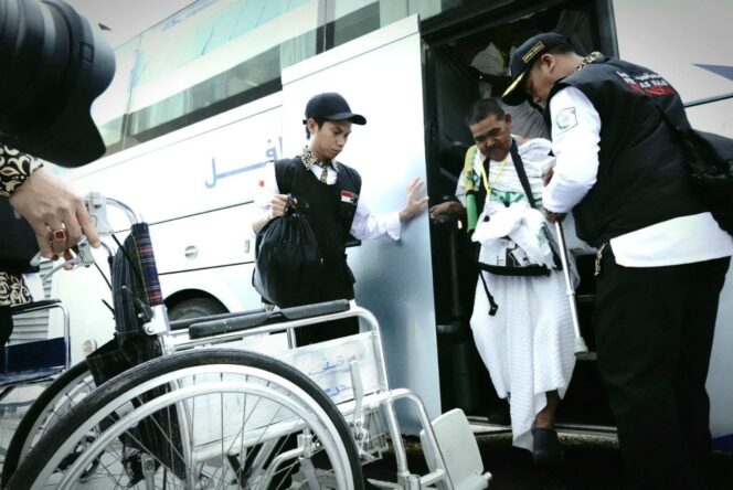 
Makkah Terima Jemaah dari Madinah dan Tanah Air, Petugas Siagakan Layanan Lansia