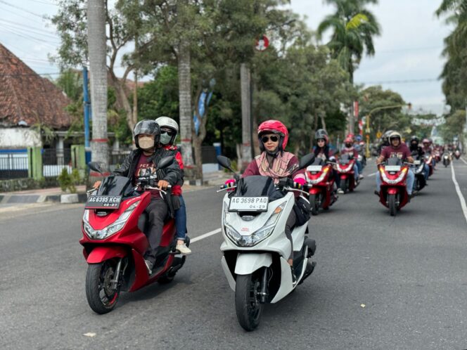 
Ratusan Pecinta Honda PCX Riding dan Explore Heritage Kota Blitar