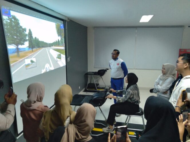 
Generasi #Cari_Aman Bersama Mahasiswa UNESA di MPM Safety Riding Center