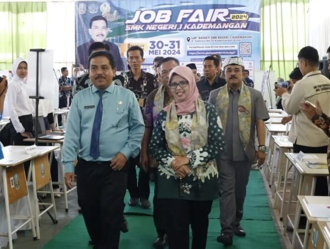
Tekan Angka Pengangguran, Bupati Blitar Buka Job Fair dan Sajikan Ratusan Lowongan Kerja