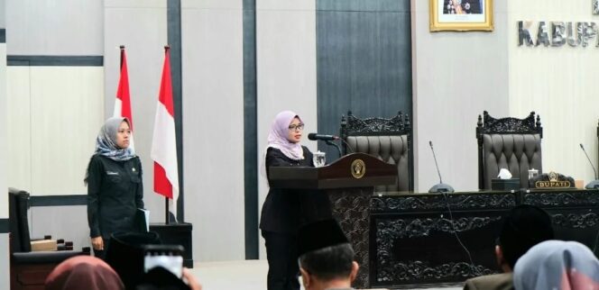 
Rapat Paripurna DPRD, Bupati Blitar Sampaikan Penjelasan Terhadap Ranperda Pertanggungjawaban APBD TA 2023