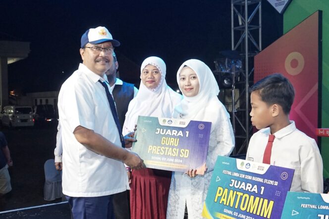 
Semarak Gebyar Hardiknas 2024 di Kota Pasuruan, Gus Ipul Harap Peningkatan Mutu Pendidikan