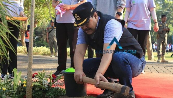 
Gus Ipul Ajak Masyarakat Sedekah Bibit Pohon di DLH Kota Pasuruan