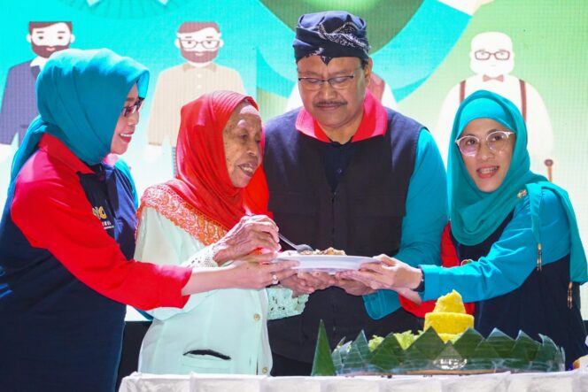 
Puncak Peringatan HLUN ke-28, Gus Ipul Dukung Lansia Sehat dan Mandiri