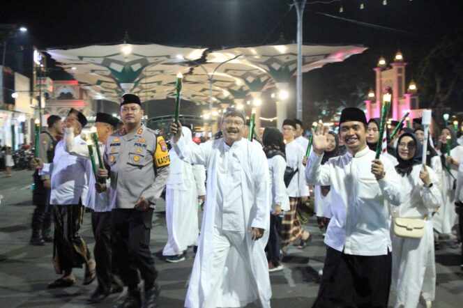 
Wali Kota dan Wawali Pasuruan Takbir Keliling Bersama Pegawai Pemkot Pasuruan