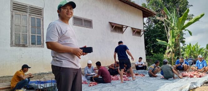 
Rizky Sembada Bagikan Daging Kurban untuk Warga Trenggalek