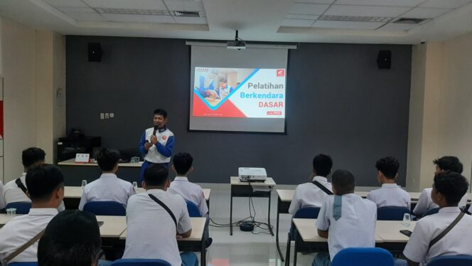 
Jadi Generasi #Cari_Aman, MPM Honda Jatim Edukasi Siswa SMA Sederajat di MPM Safety Riding Center